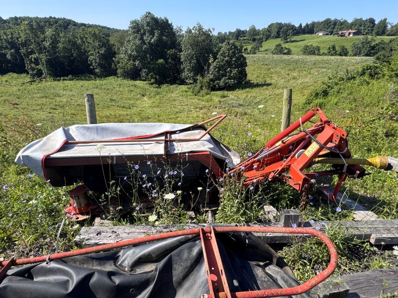 2000 Kuhn GMD500 disc mower for sale at Baker & Sons Equipment in Ohio