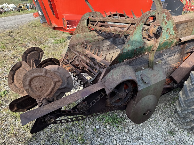 Used New Idea manure spreader at Baker & Sons Equipment in Ohio